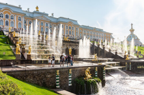 Pietarhovin suuri suihkulähde ja Suuri palatsi
