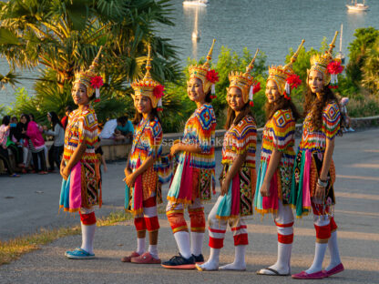 Tytöt kansallispuvuissa, Promthep Cape, Phuket, Thaimaa