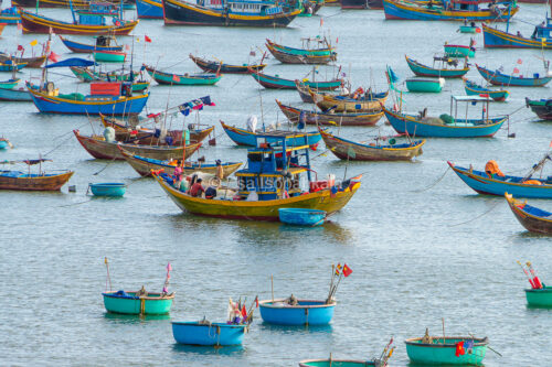 Kalastusveneet Mui Nen satamassa, Vietnam
