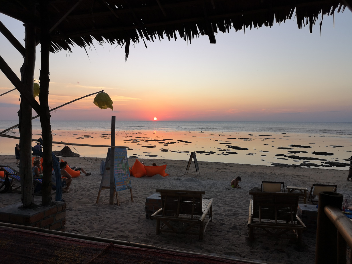 Klong Khong -rannan auringonlasku Isara Lantan ravintolasta katsottuna