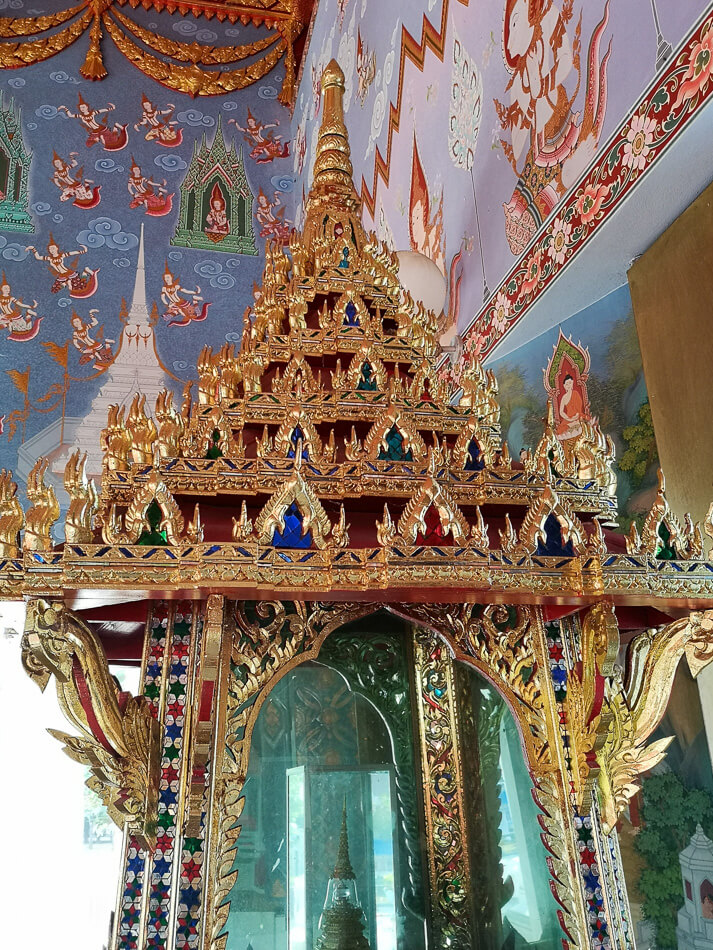 Wat Kaewin kulta- ja jalokivikoristeluita