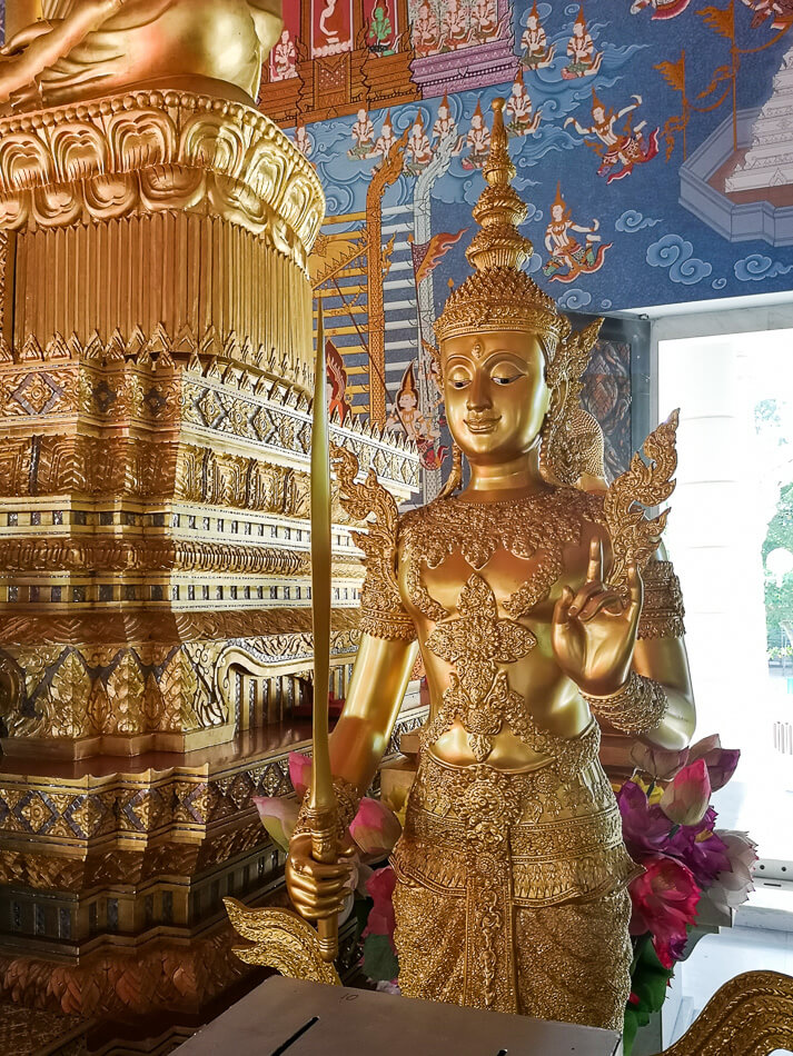  Wat Kaewin seisova kultainen buddha