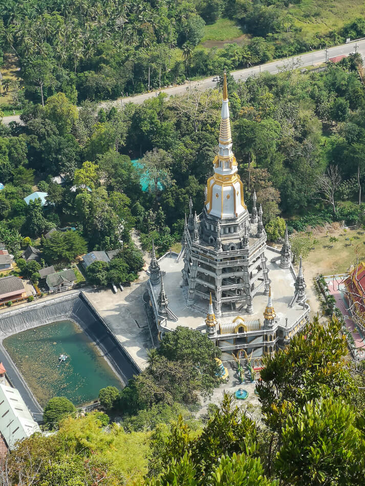 Näkymä Tiikerinluolatemppeliltä kohti uutta temppeliä
