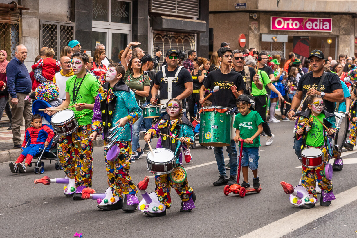 Las Palmasin karnevaalien 2020 lasten kulkue, rumpalitytöt ja rumpalipojat