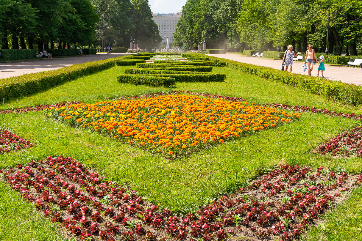 Keskuskujan kukat, Moskovan voitonpuisto, Pietari