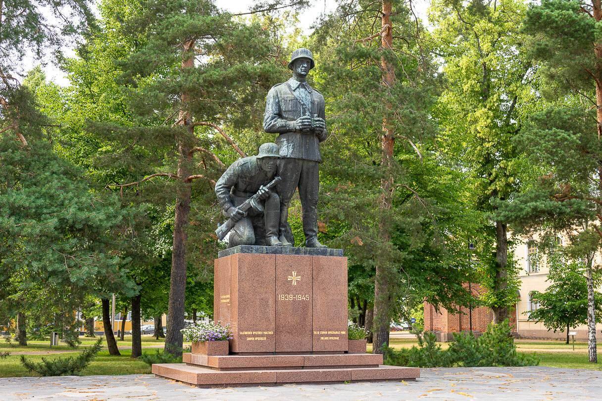 Muistomerkki kaatuneiden upseerien muistolle RUKin luona.