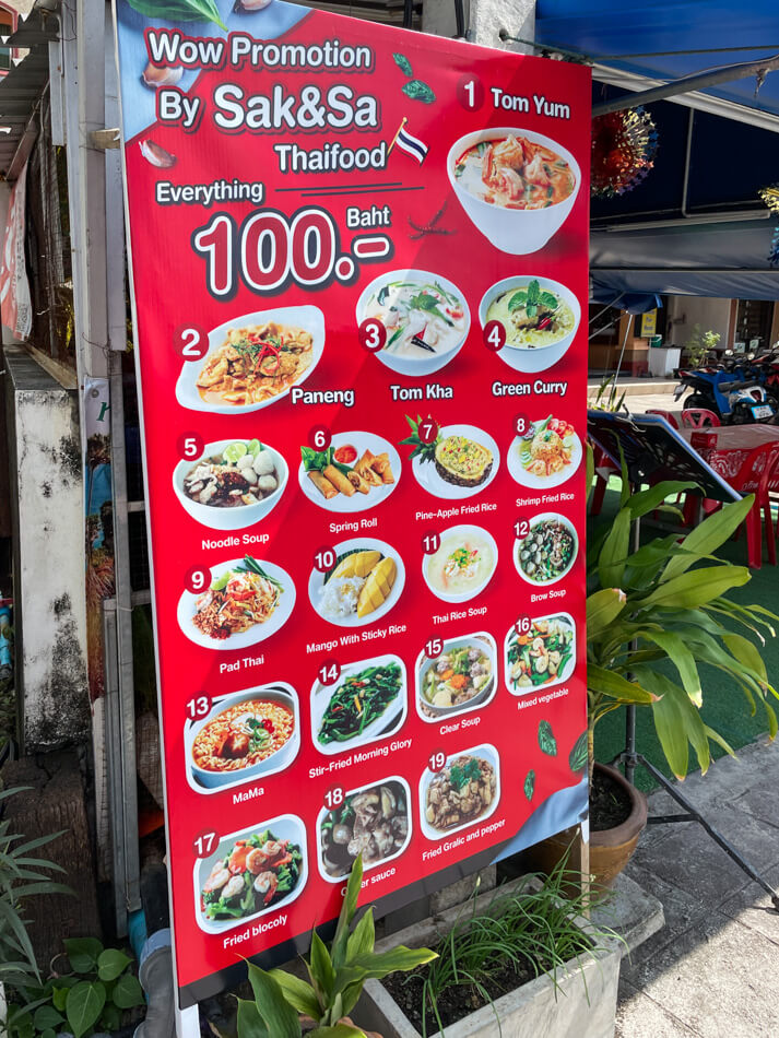 Thai-ruoka 100 bahtia.