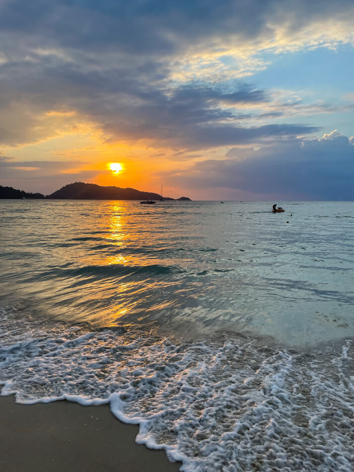 Patong Beach, Phuket. Auringonlasku.