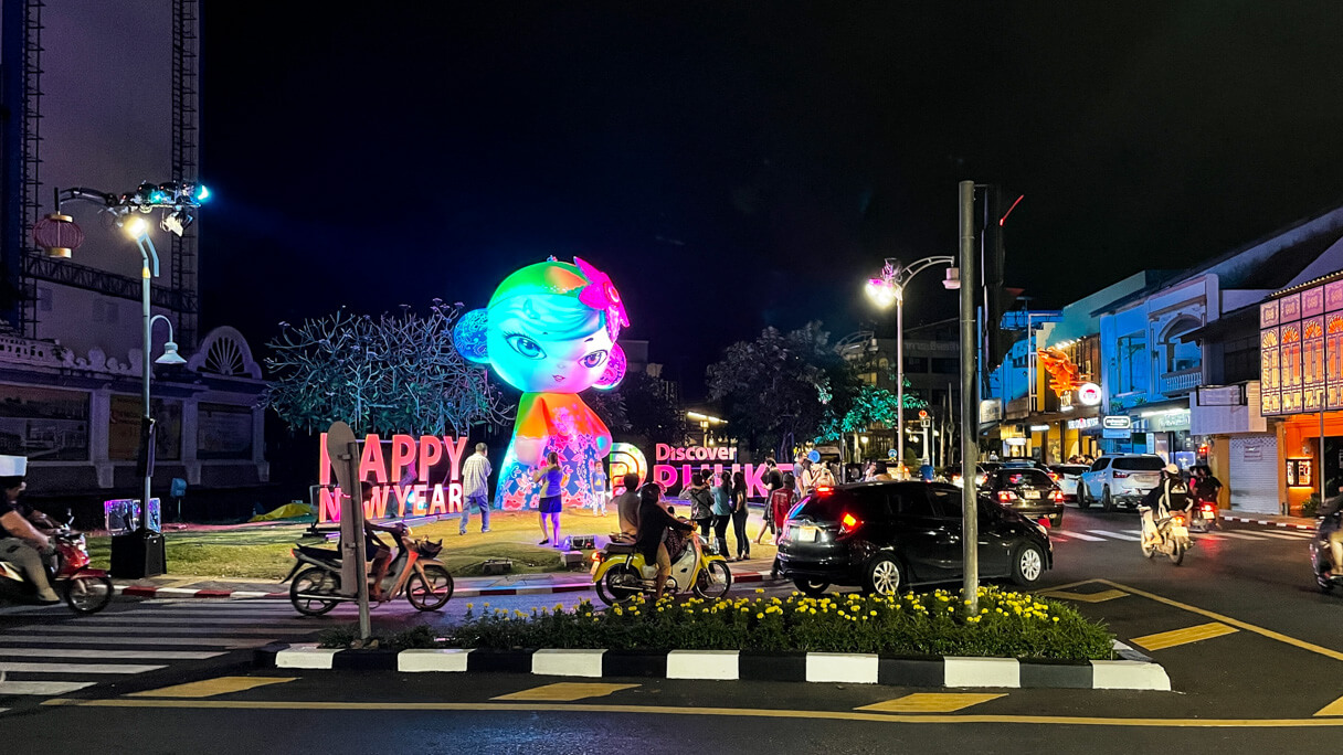 Phuket Town illalla, Hyvää uutta vuotta.