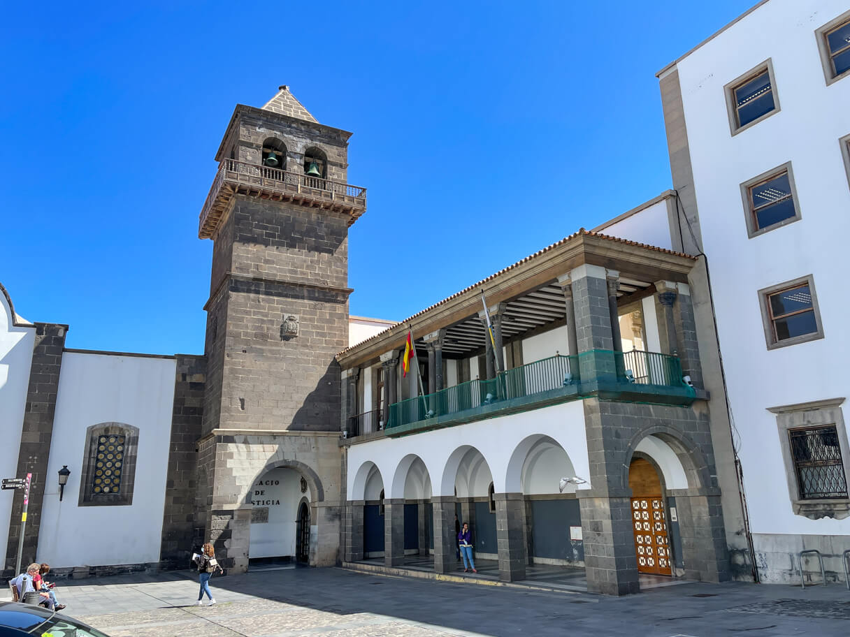 Veguetan eli Las Palmasin vanhankaupungin arkkitehtuuria, oikeuspalatsi.