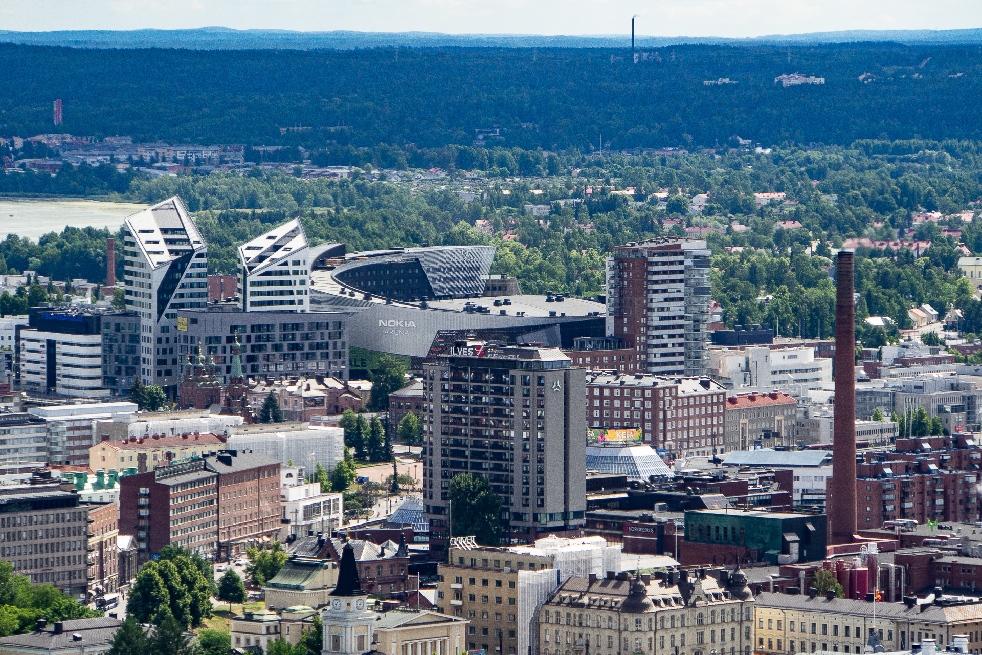 Tampereen Nokia-areena ja Ilves-hotelli Näsinneulasta katsottuna.