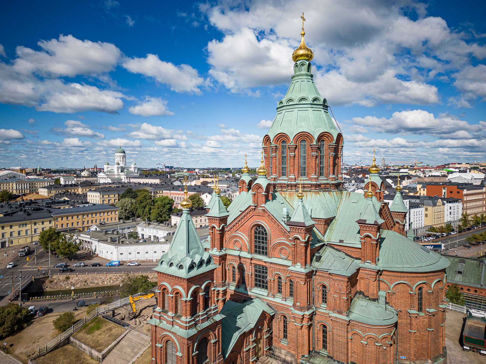 Uspenskin katedraali ilmakuvassa, taustalla näkyy Tuomiokirkko. 