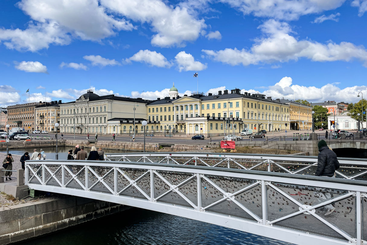 Presidentinlinna ja silta Katajanokalta Kauppatorillle.