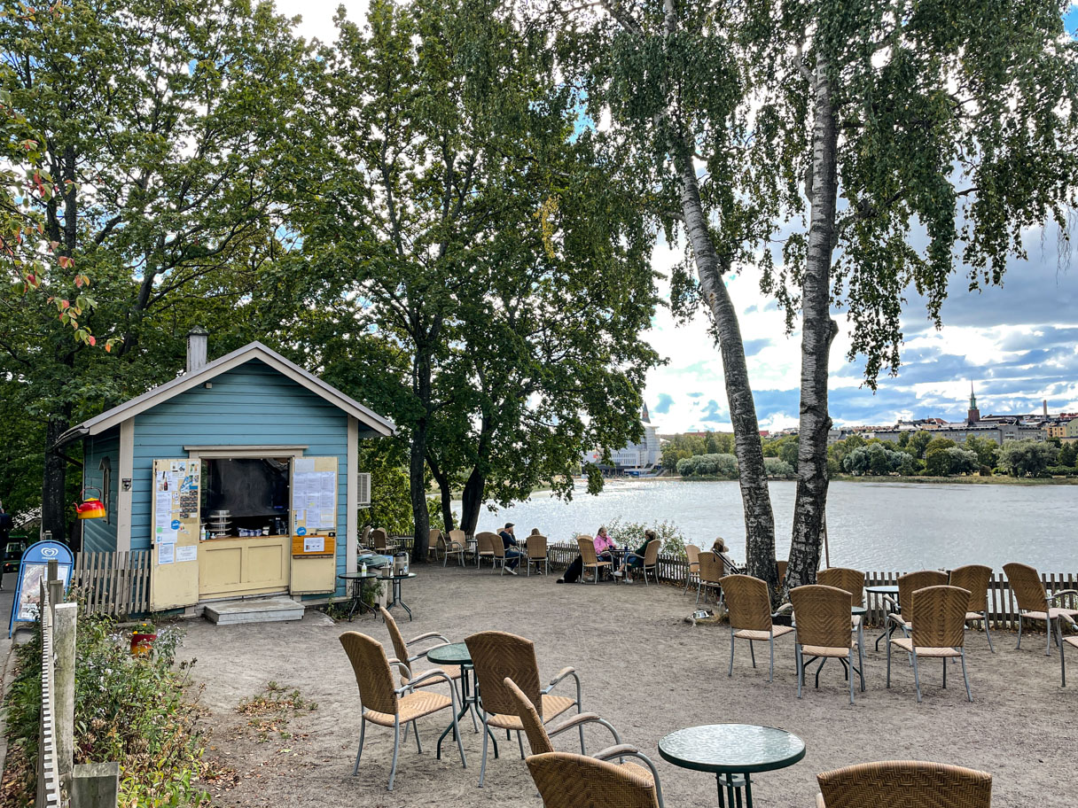 Sinisen huvilan kahvila Töölönlahden rannalla, Helsinki syyskuun alussa.