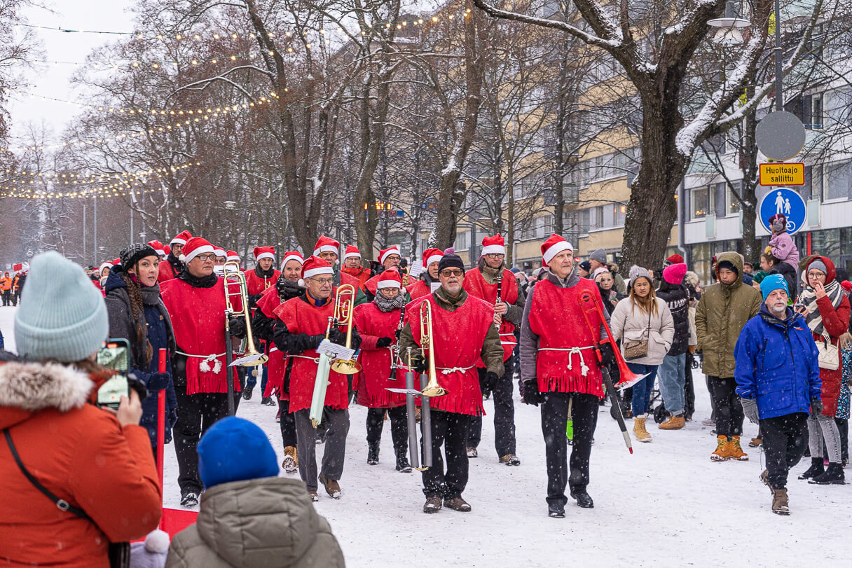 Tampereen jouluparaatin 2022 lähtö Hämeenpuistosta.