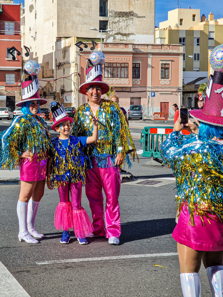 Las Palmasin karnevaalien 2013 suuren kulkueen osallistujia Castillo de la Luzin luona.