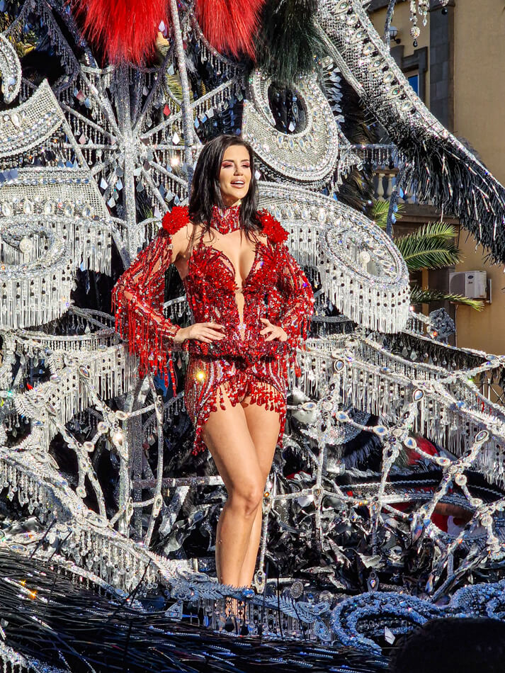 Las Palmasin karnevaalien 2023 kuningatar Lola Ortiz suuressa kulkueessa.