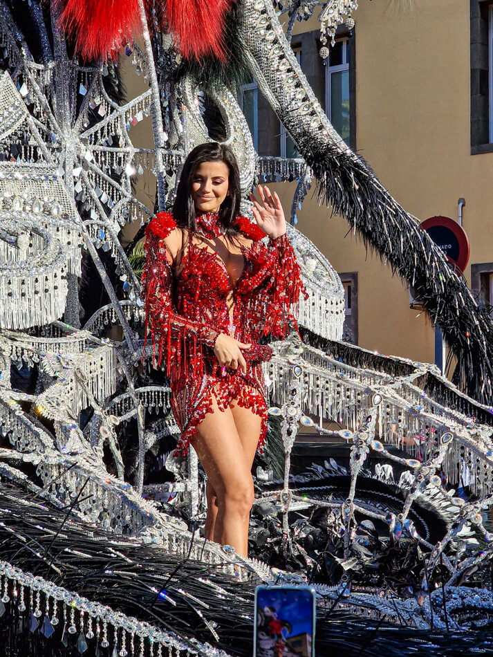 Las Palmasin karnevaalien 2023 kuningatar Lola Ortiz suuressa kulkueessa.