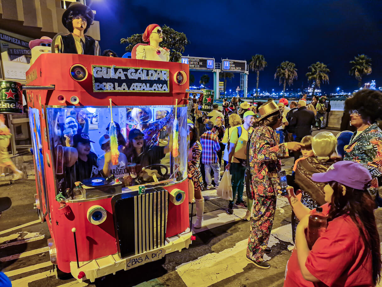 Las Palmasin karnevaalien 2023 suuri kulkue Alcaravaneras-rannan luona.