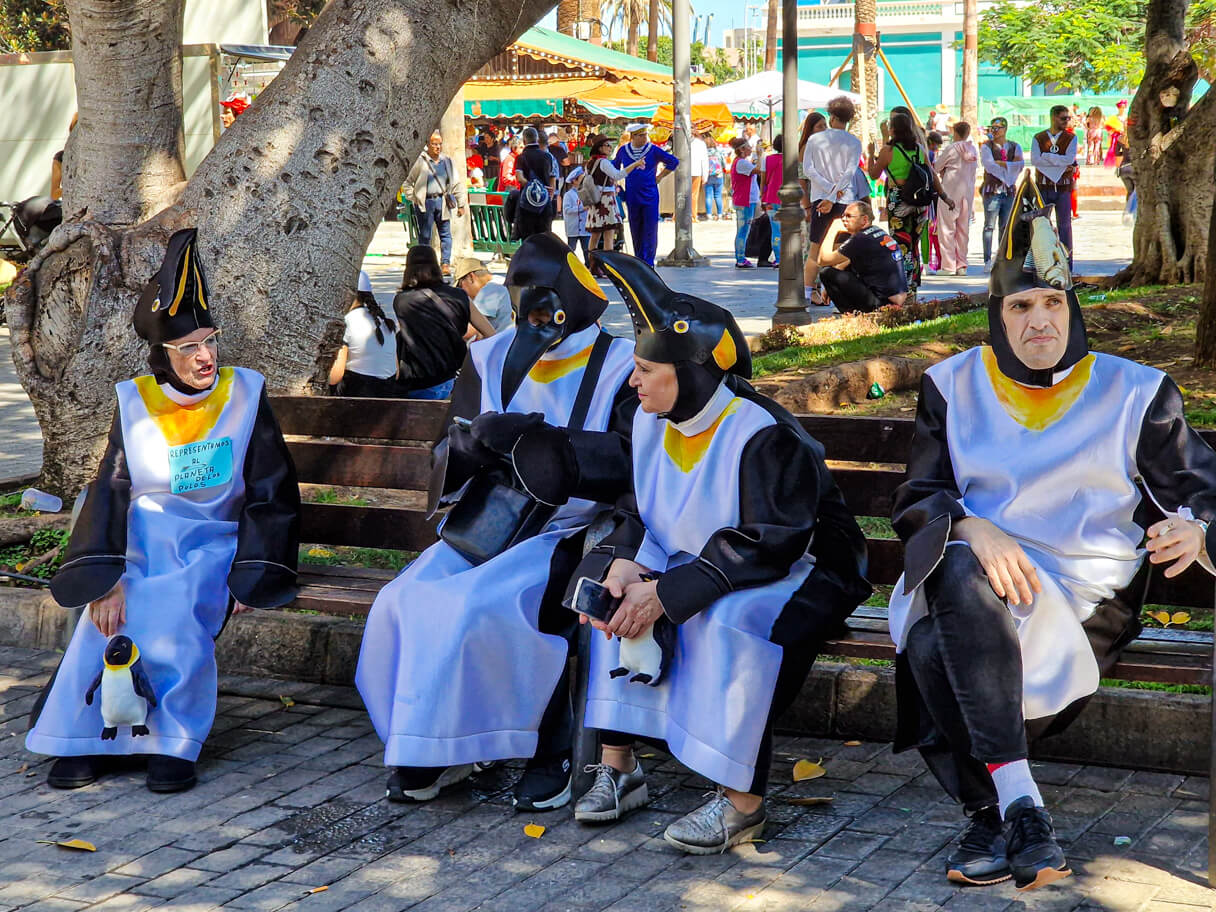 Pingviiniasuisia karnevaalien juhlijoita Santa Catalinan puistossa.