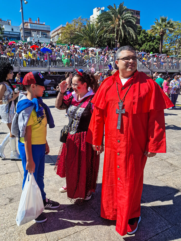 Värikkäästi pukeutuneita karnevaalien juhlijoita Santa Catalinan puistossa ennen konsertin alkua.