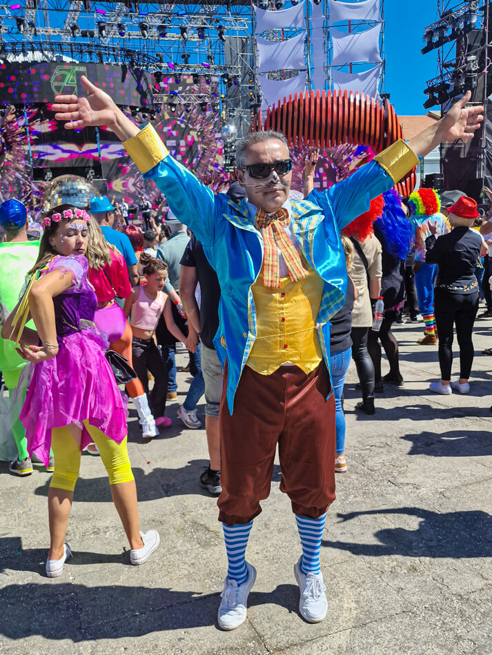 Värikkäästi pukeutuneita karnevaalien juhlijoita Santa Catalinan puistossa ennen konsertin alkua.
