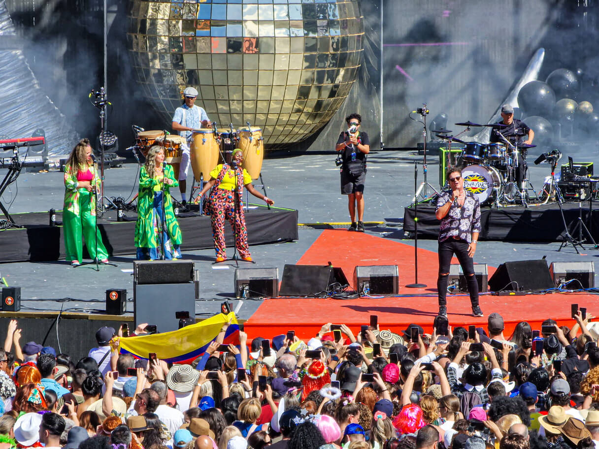 Pääesiintyjä kolumbialainen Carlos Vives on yksi latinalaisen musiikin suosituimpia artisteja 30 miljoonan levyn myynnillään. Santa Catalinan puisto oli aivan täynnä kuulijoita.