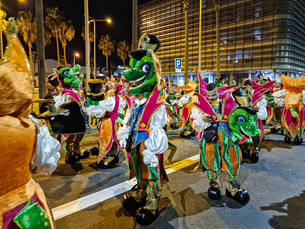 Dinosaurukset Las Palmasin karnevaaleilla sardiinin hautaaminen -kulkueessa.