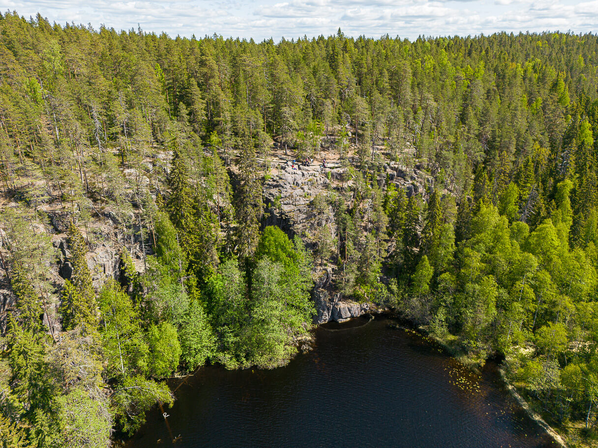 Ison Helvetinjärven näköalapaikka ilmakuvassa.