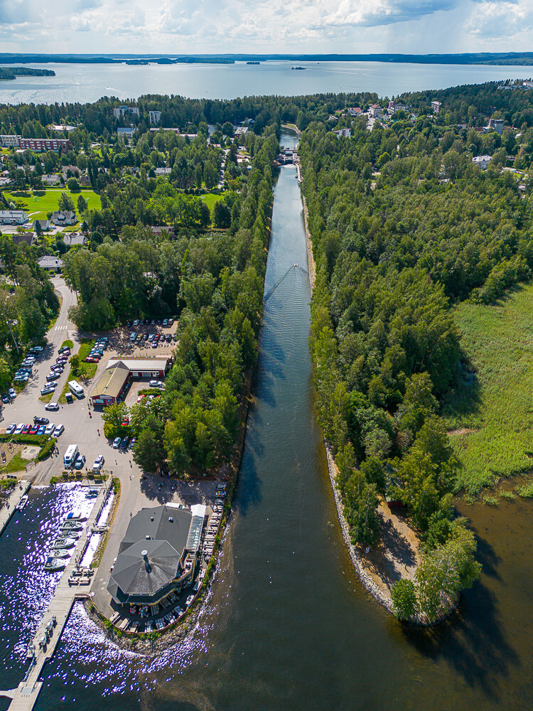 Vääksyn kanava eli Vesijärven kanava Päijänteen puolelta kuvattuna.