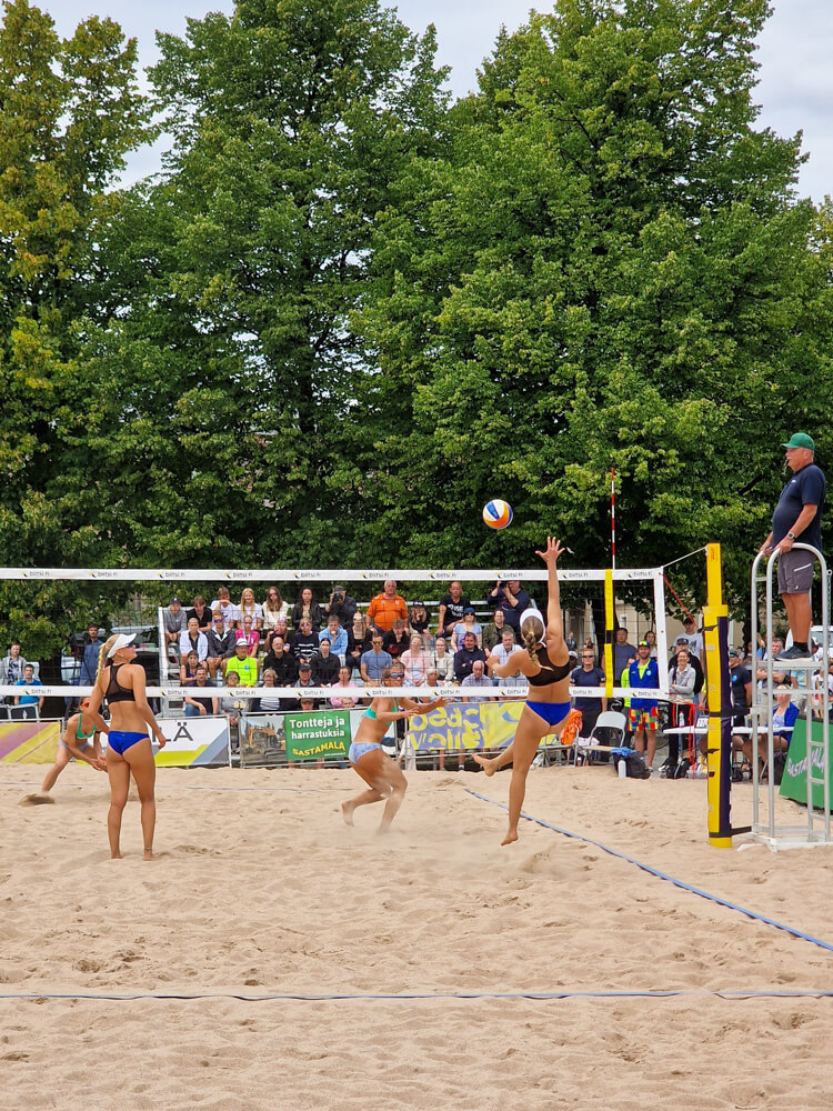 Beach Volleyn pronssiottelussa Vilhelmiina Prihti ja Aliisa Vuorinen vs. Tuuli Metsäkoivu ja Elina Pirttimäki.