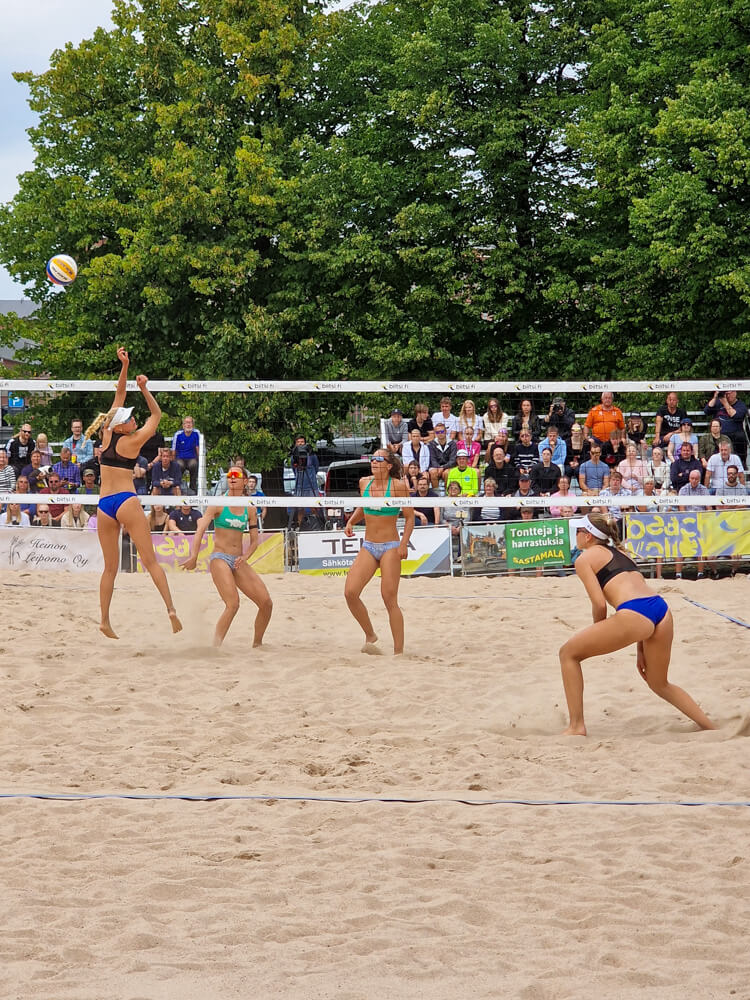 Beach Volleyn pronssiottelussa Vilhelmiina Prihti ja Aliisa Vuorinen vs. Tuuli Metsäkoivu ja Elina Pirttimäki.