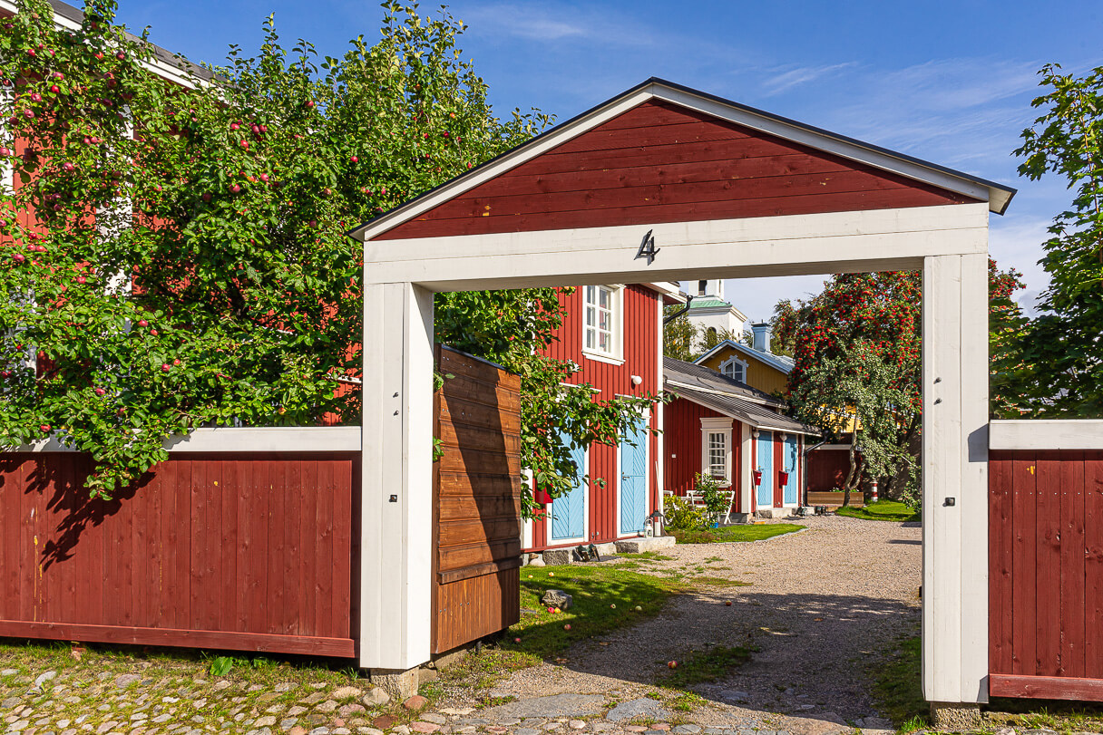 Portti ja siniset ovet Vanhassa Raumassa.