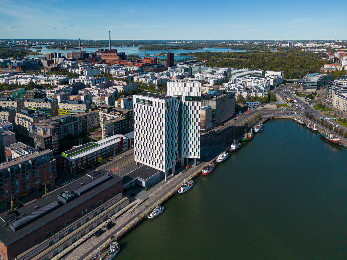 Clarion Hotel Helsinki on ihan Länsisataman lähellä.