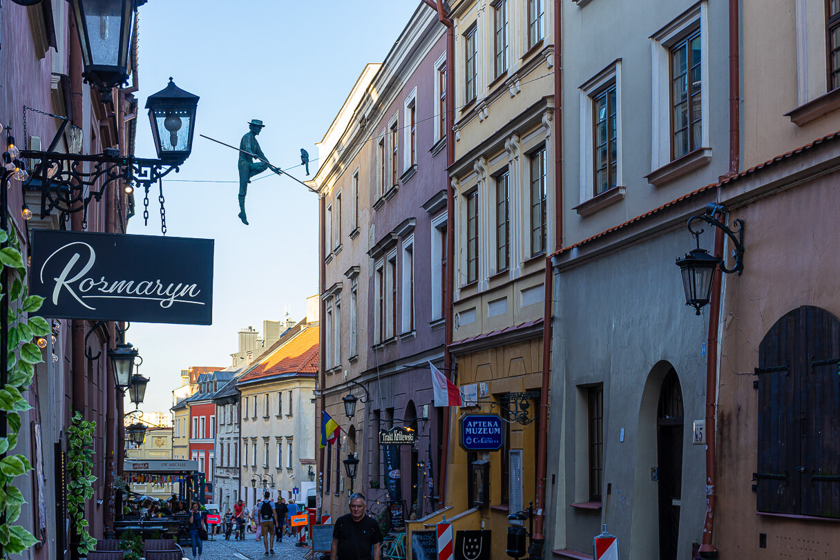 Grodzka-kadun yllä on nuorallakävelijäpatsas.