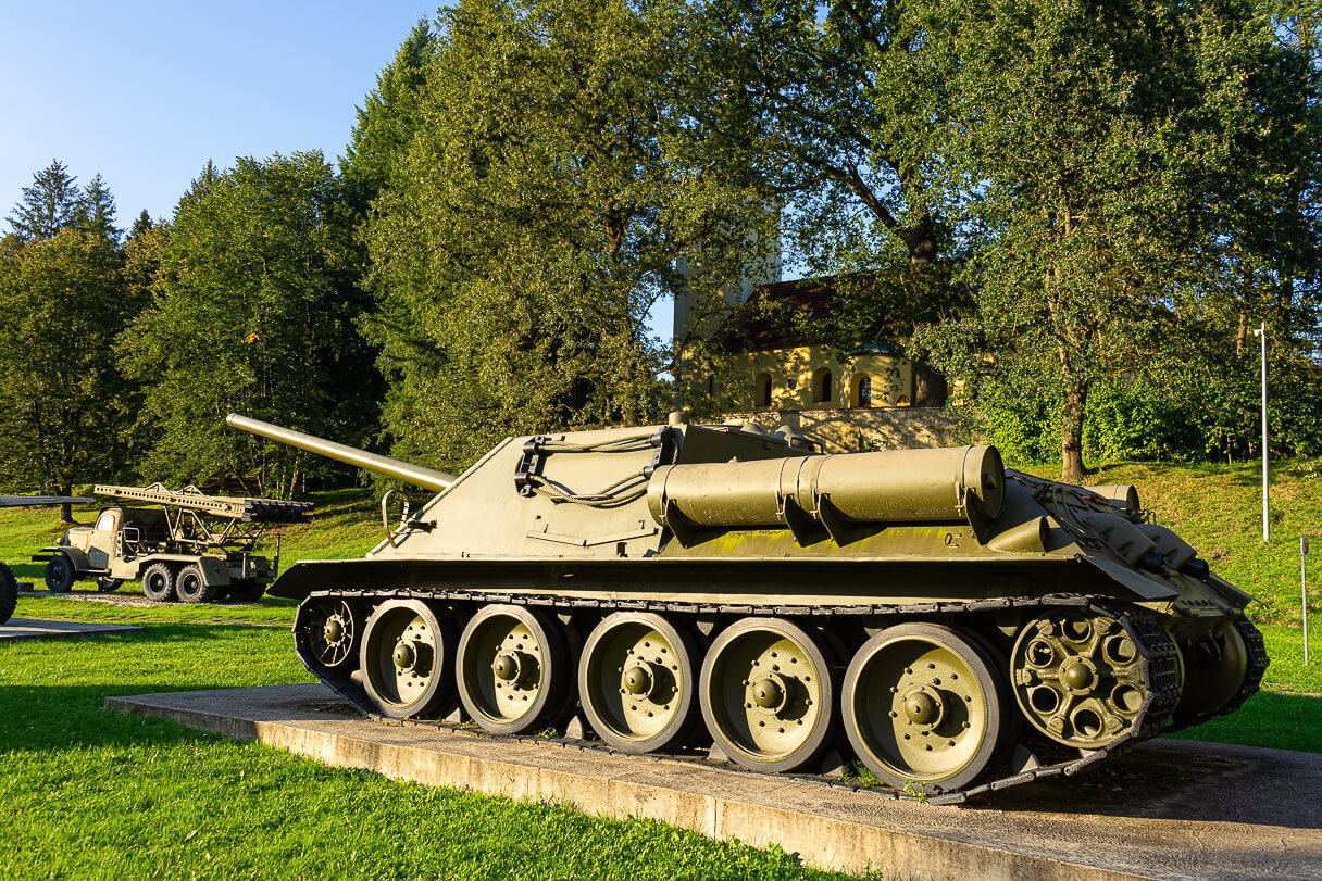 Svidnikin sotamuistomerkki: panssarivaunu.