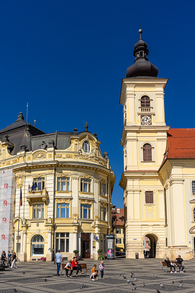 Sibiun kaupungintalo ja katolinen kirkko.