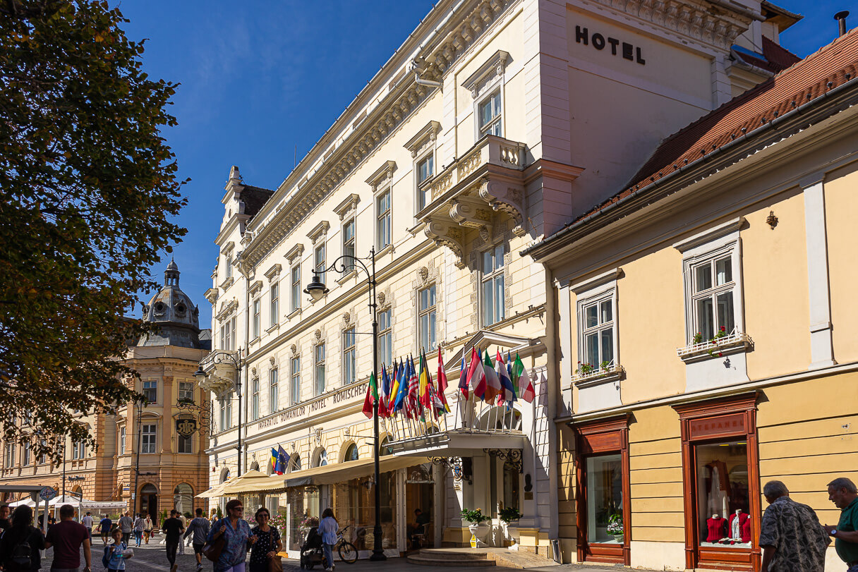 Hotel Imparatul Romanilor kävelykadulla, Sibiu.
