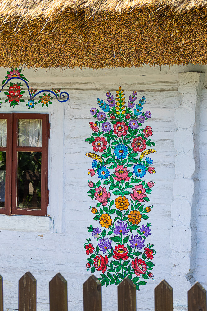 Ulkoseinän maalatut kukkakoristeet, Zalipie, Puola.