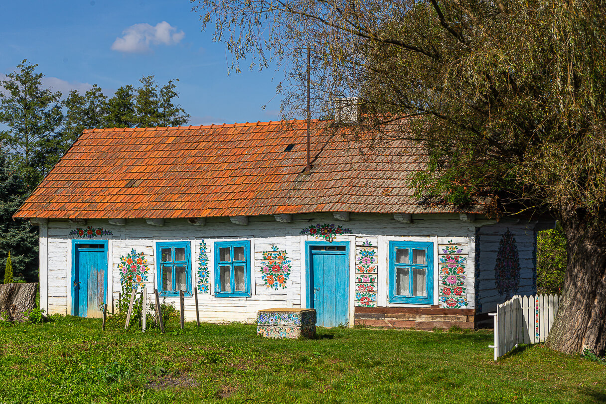 Kukkakoristein maalattu talo, Zalipie, Puola.