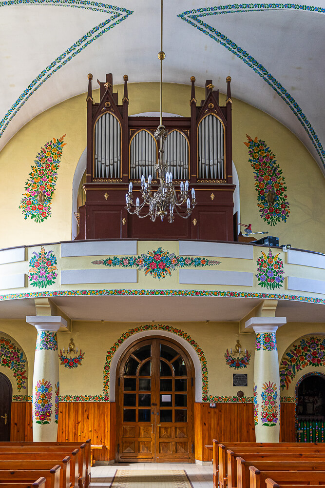 Kukkamaalauksin koristeltu kirkko, Zalipie, Puola.