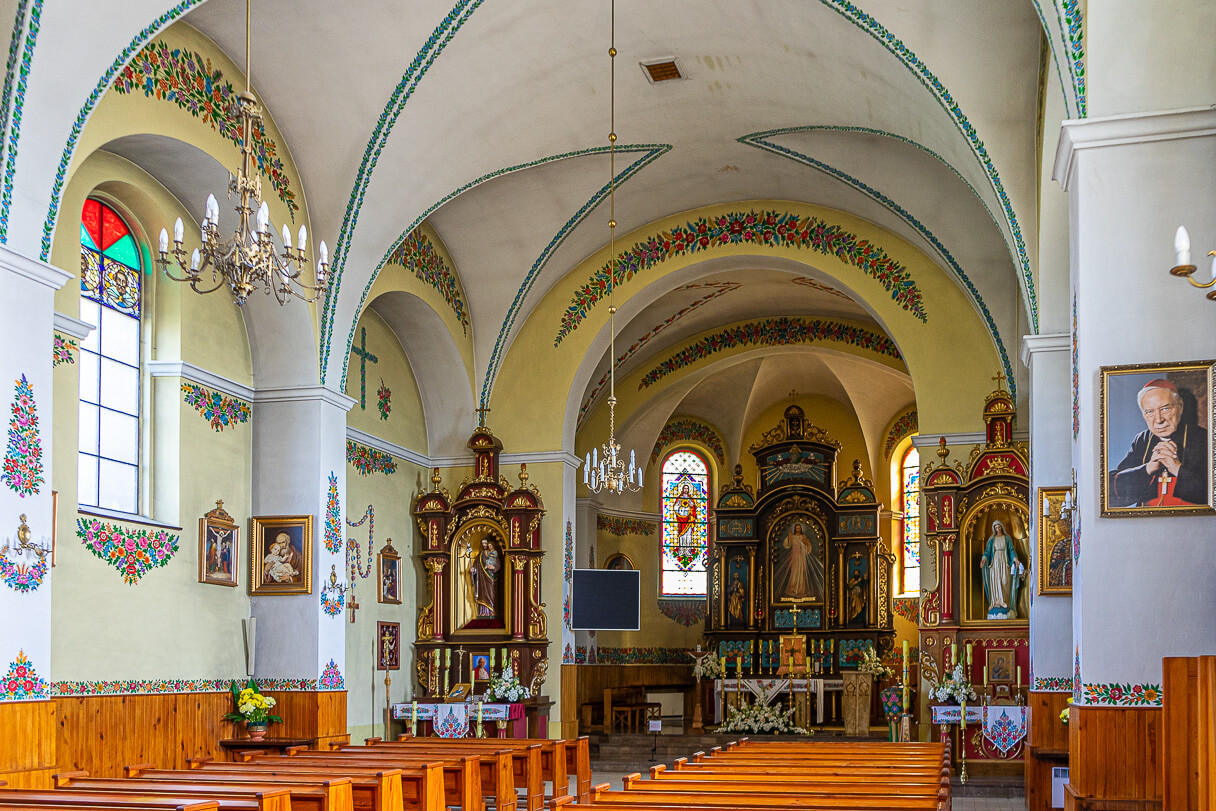 Kukkamaalauksin koristeltu kirkko, Zalipie, Puola.