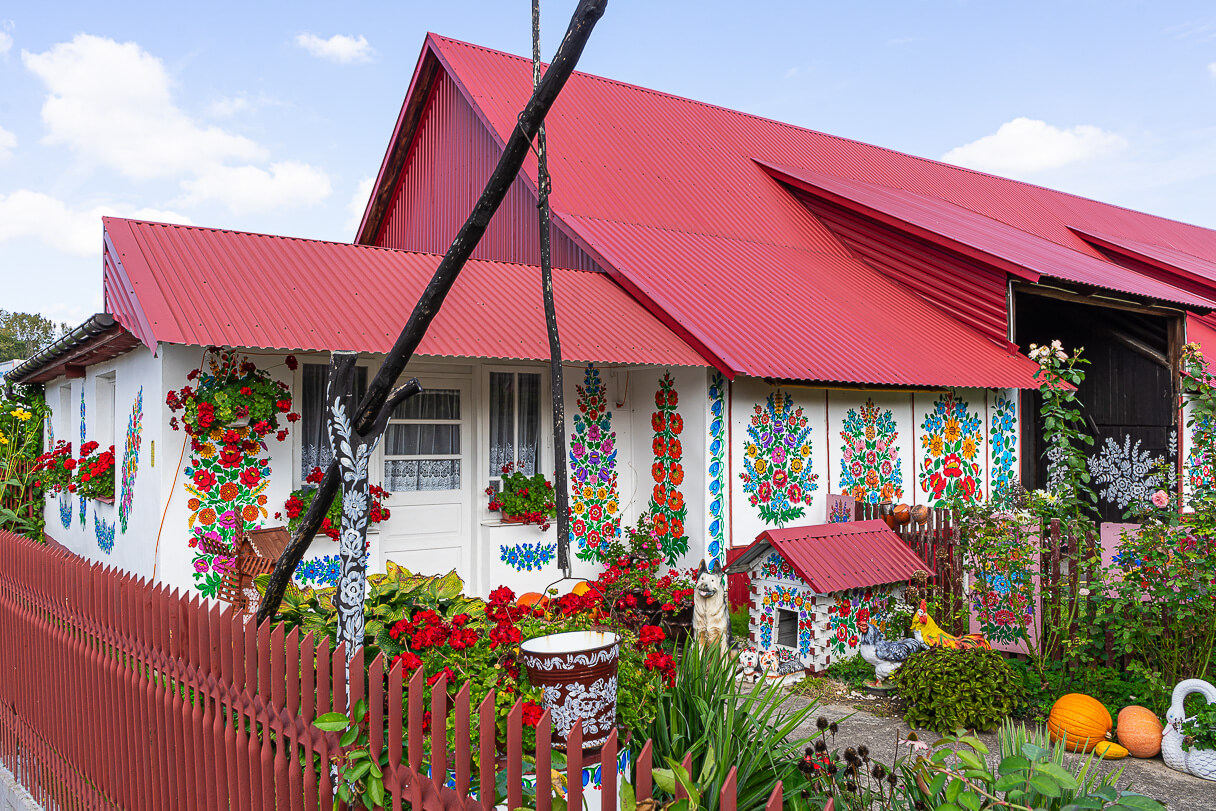 Kukkakoristein maalattu talo, Zalipie, Puola.