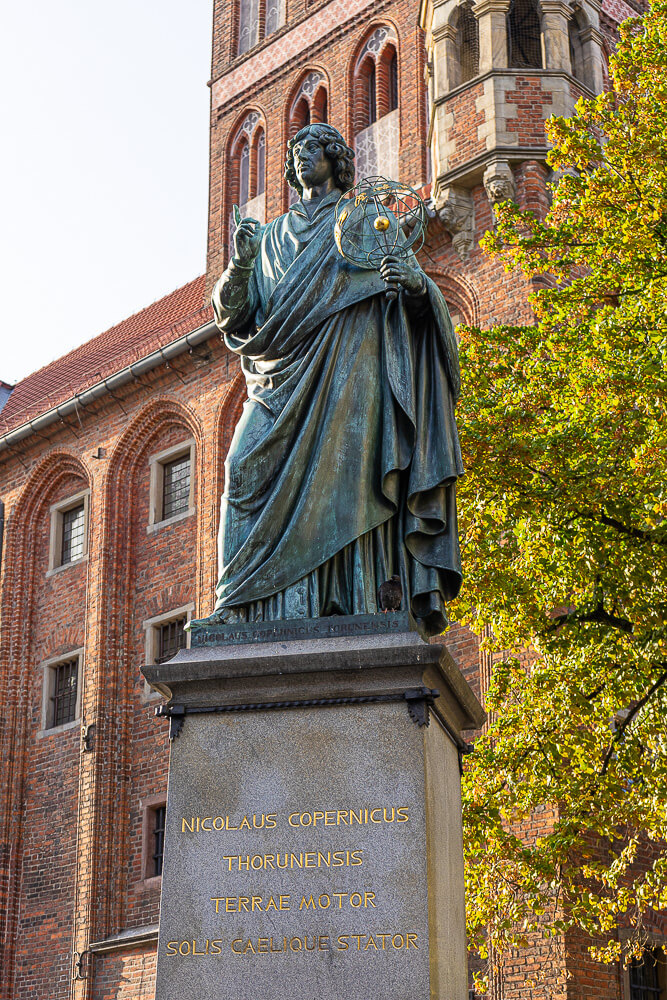 Nikolaus Kopernikuksen patsas, Torun, Puiola