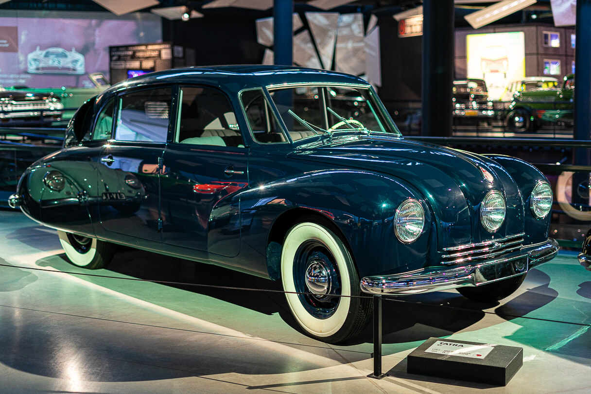 Tatra 87, Tsekkoslovakia 1949, 2969 cm3, 72 hp, V8, 160 km/h, 1480 kg.  Kolme ajovaloa. Riian moottorimuseo.