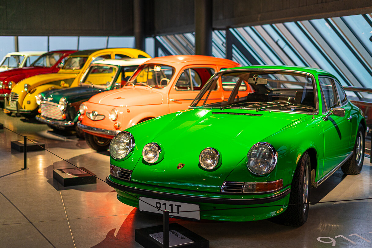 Vihreä Porsche 911T, Saksa 1971, 2341  cm3, 130 hp, B6, 205 km/h, 1050 kg. Riian automuseo.