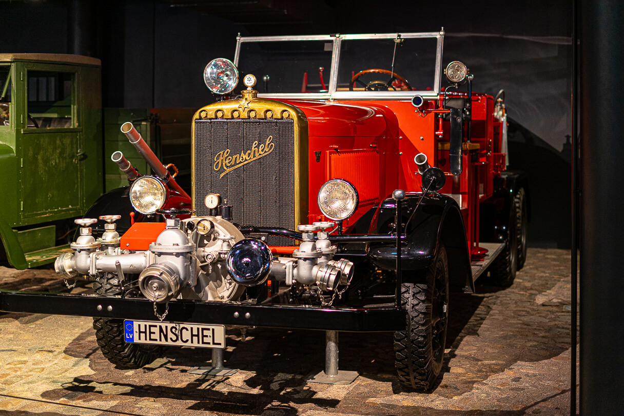 Henschel typ 33D1, Saksa 1941, 12654 cm3, 120  hp, R6 57 km/h 6440 kg. Riian automuseo.