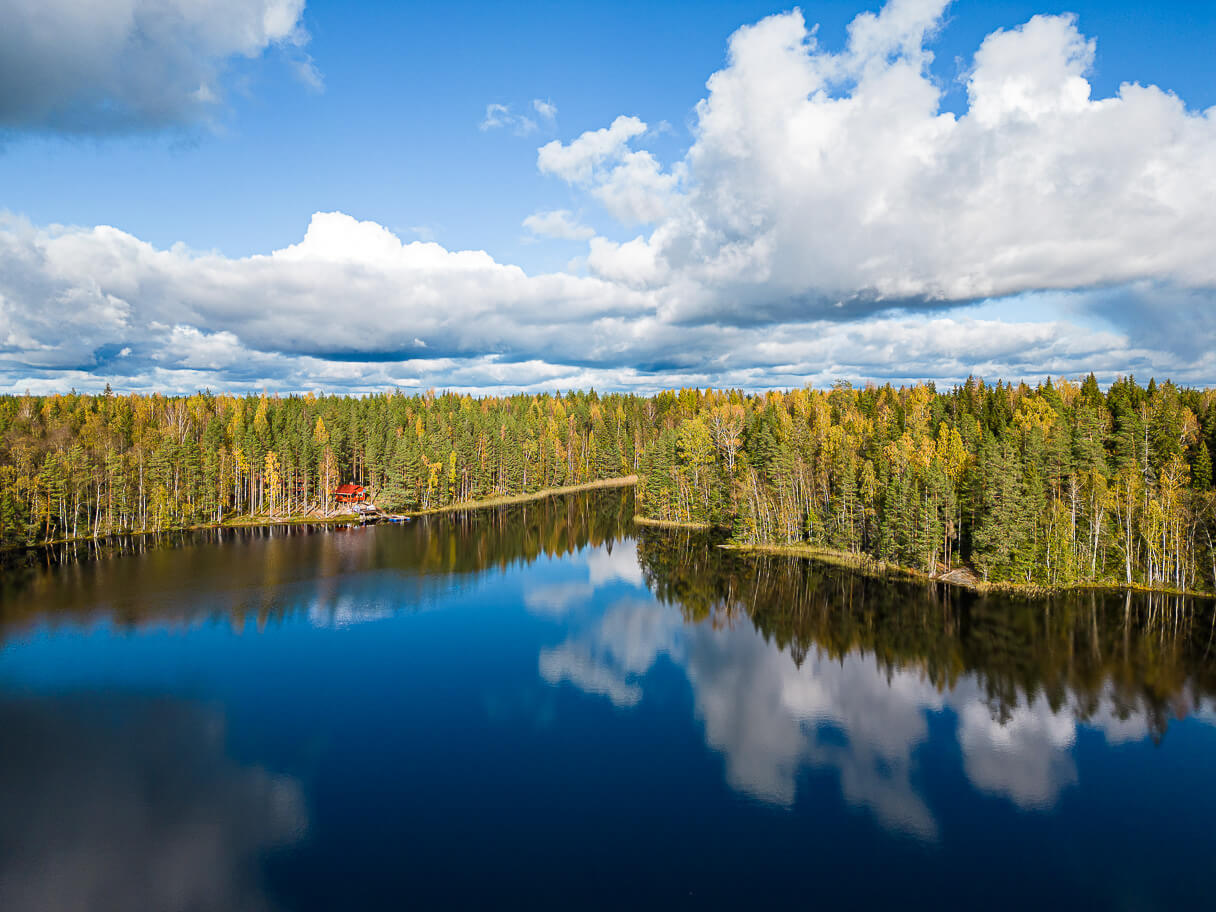 Ruskamaisemia 2023: Saarijärvi ilmakuvassa ruskan aikaan, Kintulammin retkeilyalue, Tampere