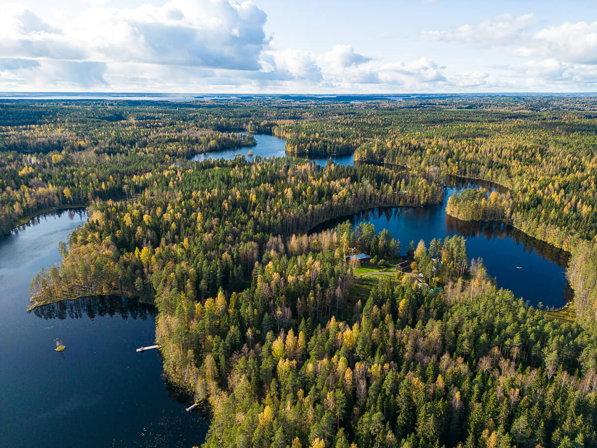 Ruskamaisemia 2023: Pitkäjärvi ja Iso Päiväjärvi ilmakuvassa ruskan aikaan, Kintulammin retkeilyalue, Tampere
