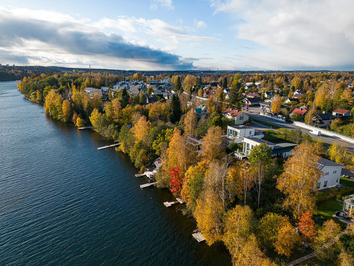 Tampereen Kaukajärvi ilmakuvassa ruskan aikaan 2023